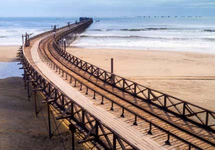 Chiclayo - Chiclayo es el punto turístico ideal para explorar museos y sitios arqueológicos como Túcume y Sipán. Junto a ITTSABUS, tu experiencia comienza desde el momento en que pones un pie en el terminal y sientes la atención de primera que brindamos. Nuestros buses de última generación, cómodos, bien equipados y con seguridad certificada serán conducidos por expertos al volante constantemente capacitados en conducción defensiva. Nuestro terminal en Chiclayo está cerca de zonas de interés, mercados y opciones de transporte local. Encuentra tus pasajes de bus a Chiclayo con un servicio que combina comodidad y puntualidad.
