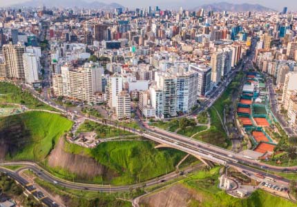 Lima - La capital siempre tiene algo nuevo para ti: historia en sus calles, gastronomía de talla mundial y rincones llenos de vida. Viajar junto a ITTSABUS es hacerlo tranquilo, seguro y cómodo disfrutando de buses modernos, asientos cómodos, aire acondicionado, conducción responsable y seguridad en cada kilómetro recorrido. Puedes elegir entre nuestros puntos de arribo y embarque: en paseo La República - La Victoria, en el Gran Terminal Terrestre Plaza Norte - San Martín de Porres y próximamente en Av. Nicolás Arriola; Terminales estratégicamente ubicadas para que tengas fácil acceso a zonas comerciales, hoteles y transporte público. Compra tus pasajes de bus a Lima y vive la ciudad desde el primer momento, con la confianza de viajar con líderes en transporte interprovincial en Perú.
